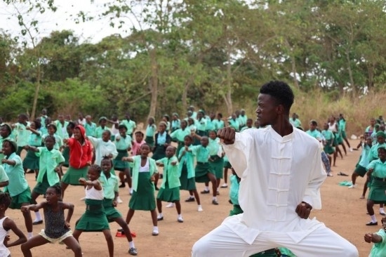 2月20日，在塞拉利昂首都弗里敦，當(dāng)?shù)貙W(xué)生在上武術(shù)課。