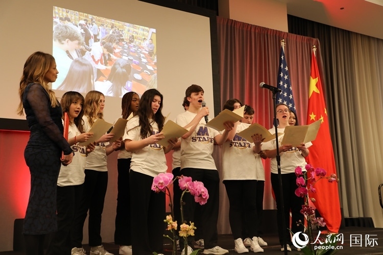 馬斯卡廷中學的學生們還深情演唱了表現(xiàn)中美兩國人民友誼的歌曲《情緣留住永恒的記憶》。 人民網(wǎng)記者 李志偉攝