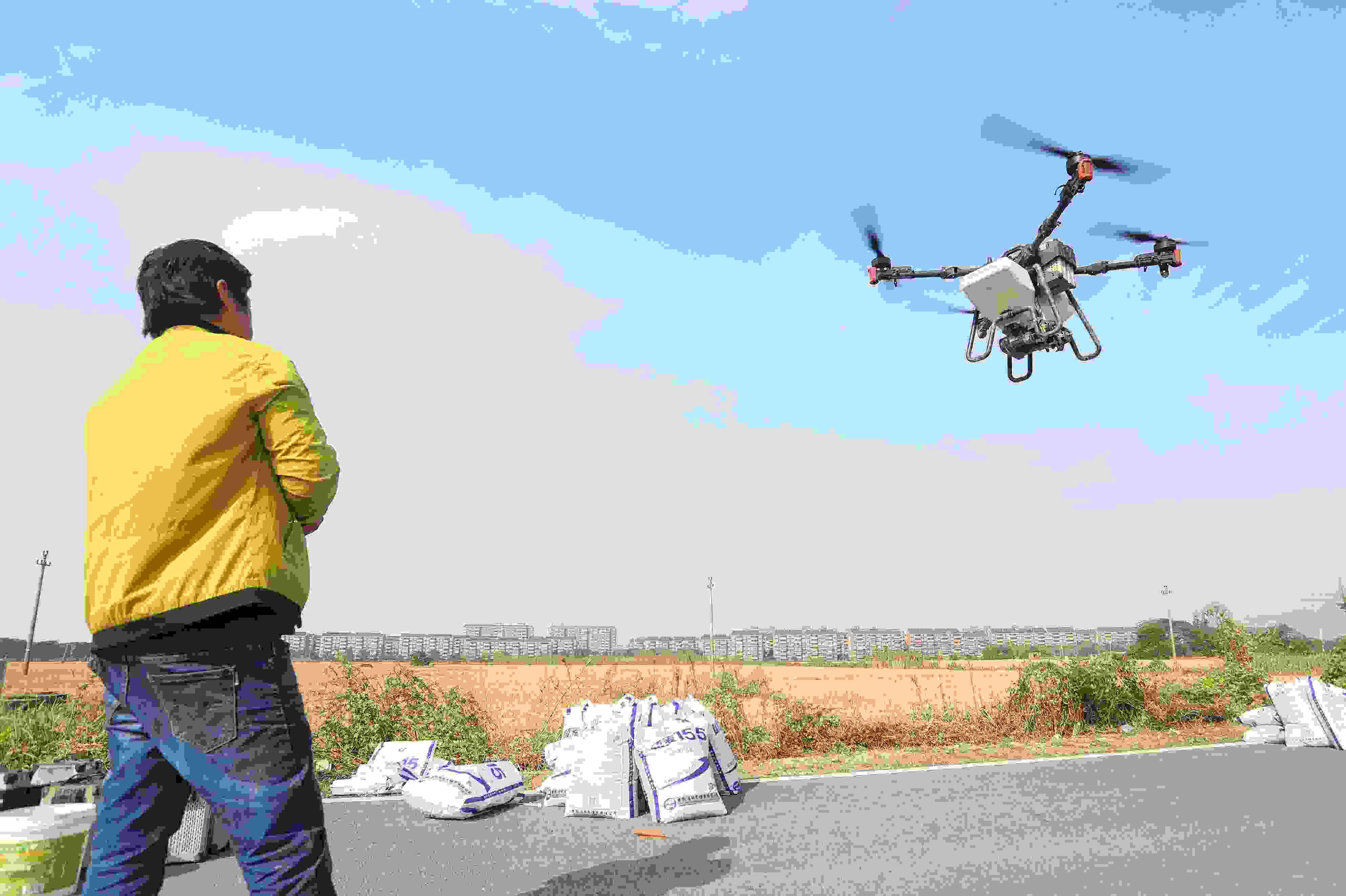 2023年11月15日，浙江嘉興，南湖區(qū)七星街道一處農田里，農民操縱無人機進行冬小麥飛播。