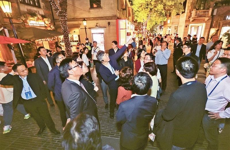 2023年4月18日，全國無黨派人士考察團來到位于上海市黃浦區(qū)的上海新天地開放式街區(qū)考察夜經(jīng)濟。 新華社記者 王翔/攝