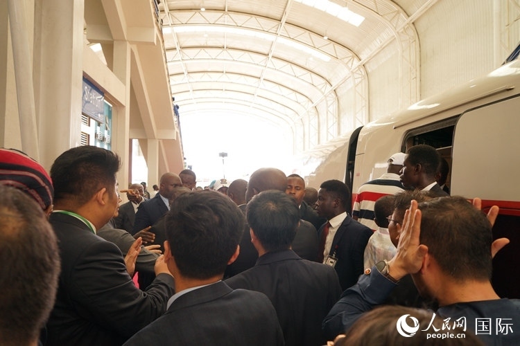人們爭相前往紅線試乘。人民網(wǎng)記者 姜宣攝