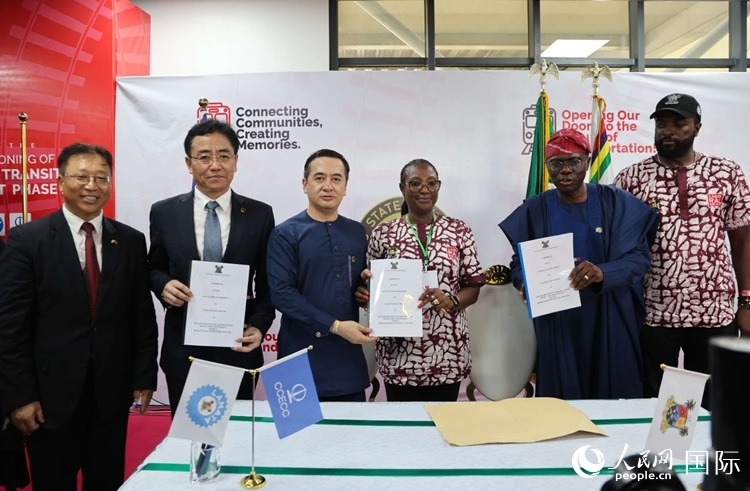 中國土木尼日利亞公司執(zhí)行董事張志臣（左三）與桑沃-奧盧（右二）分別代表雙方簽署了項目二期合同。閆玉娟攝