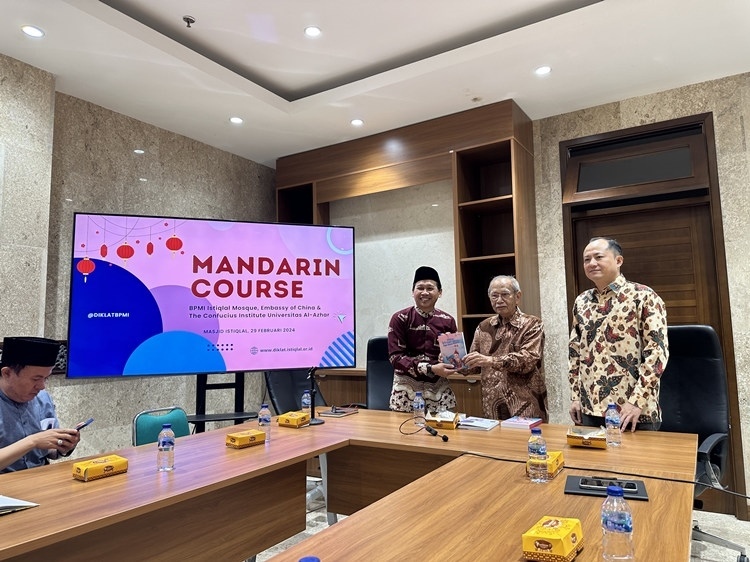 阿拉扎大學(xué)孔子學(xué)院向獨(dú)立清真寺贈(zèng)書(shū)。阿拉扎大學(xué)孔子學(xué)院供圖