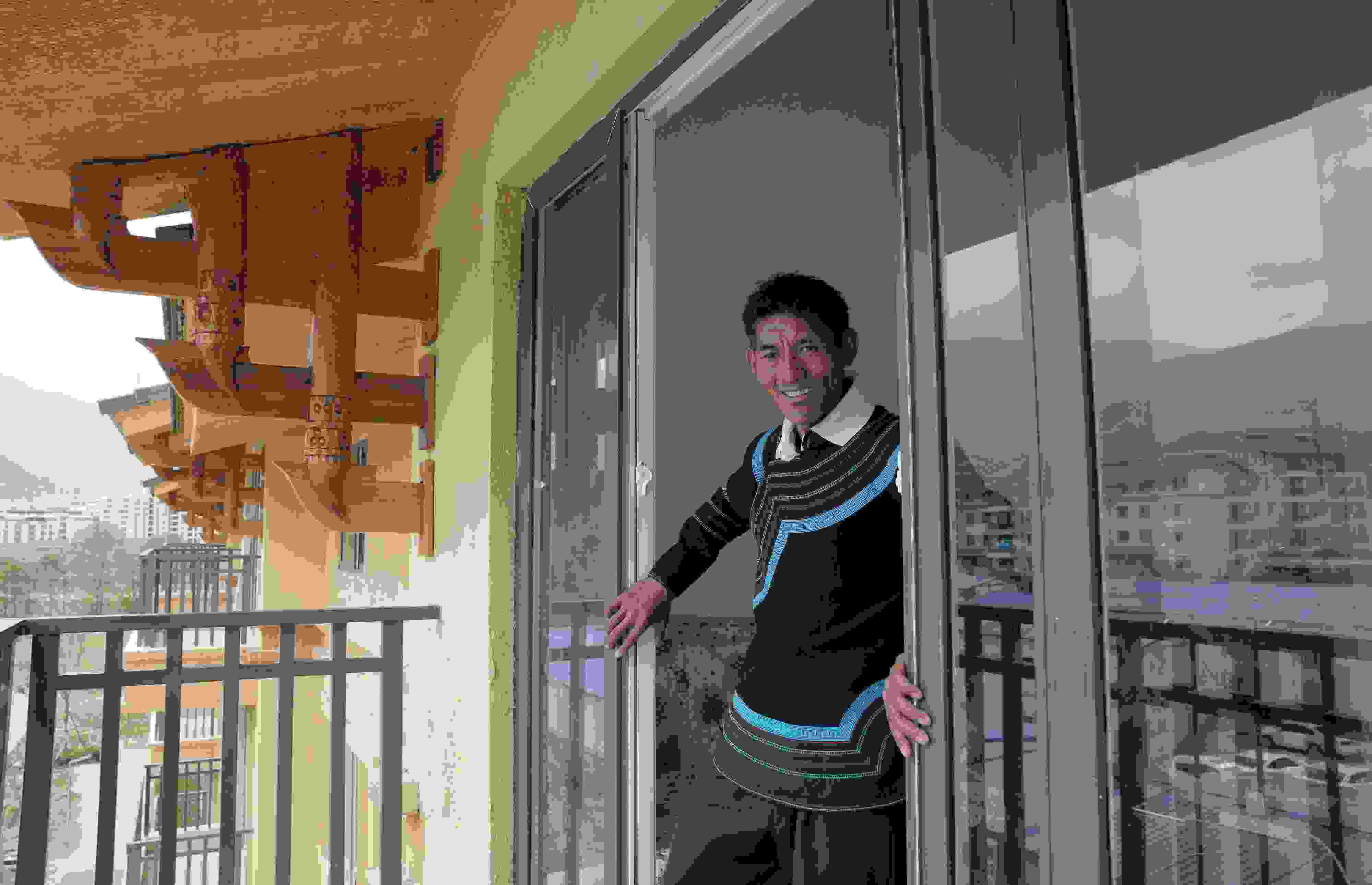 2020年5月14日，四川涼山彝族自治州昭覺(jué)縣，“懸崖村”村民某色伍哈入住新房。