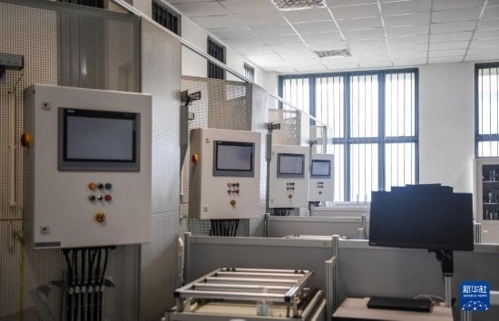 這是2月15日在亞的斯亞貝巴的埃塞俄比亞聯(lián)邦職業(yè)技術(shù)培訓(xùn)學(xué)院魯班工坊內(nèi)拍攝的機電一體化設(shè)備。