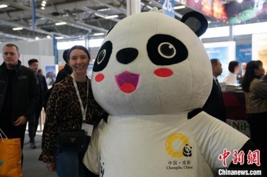 3月5日，2024年柏林國(guó)際旅游交易會(huì)(ITB)在柏林會(huì)展中心拉開帷幕。以“你好！中國(guó)”為主題的中國(guó)展區(qū)當(dāng)日亮相展會(huì)。圖為觀眾與大熊貓人偶合影。中新社記者 馬秀秀 攝