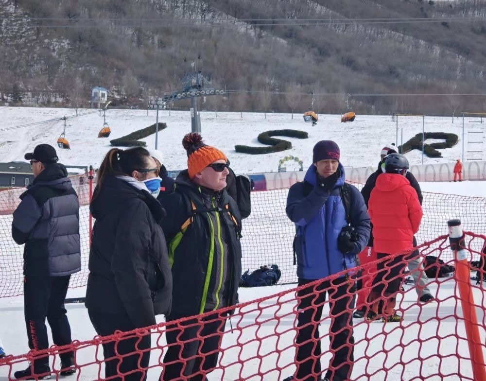 ?皮埃爾·杜邦（左三）在比賽現場。新華社記者 王沁鷗 攝