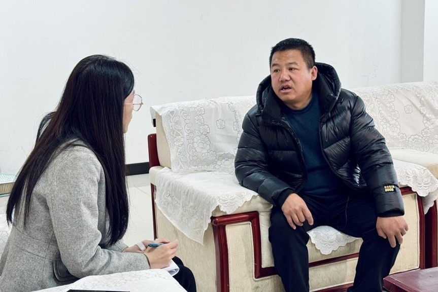 人民網(wǎng)記者采訪“在水一方”小區(qū)住戶。人民網(wǎng) 高清揚攝