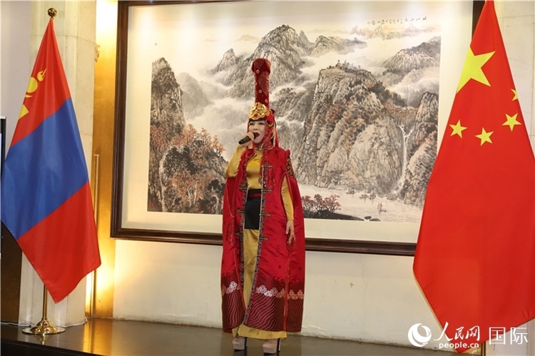 呼麥演唱。人民網(wǎng)記者 霍文攝