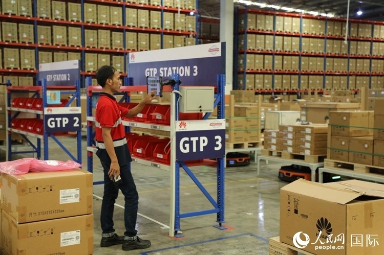 華為5G智能倉庫里，工作人員正在利用智能系統(tǒng)辦公。人民網(wǎng)記者 曹師韻攝