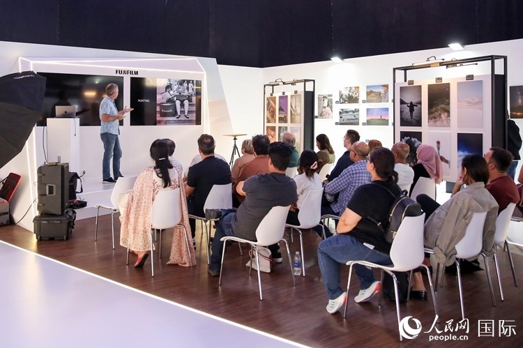 觀眾在參加攝影講座。人民網(wǎng)塔里克·易卜拉欣攝