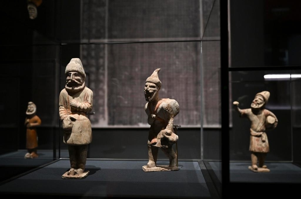 “歷史之遇——中國(guó)與西亞古代文明交流展”于1月12日至4月11日在故宮午門正殿展廳舉行。這是展出的陶彩繪人俑（1月10日攝）。新華社記者金良快攝