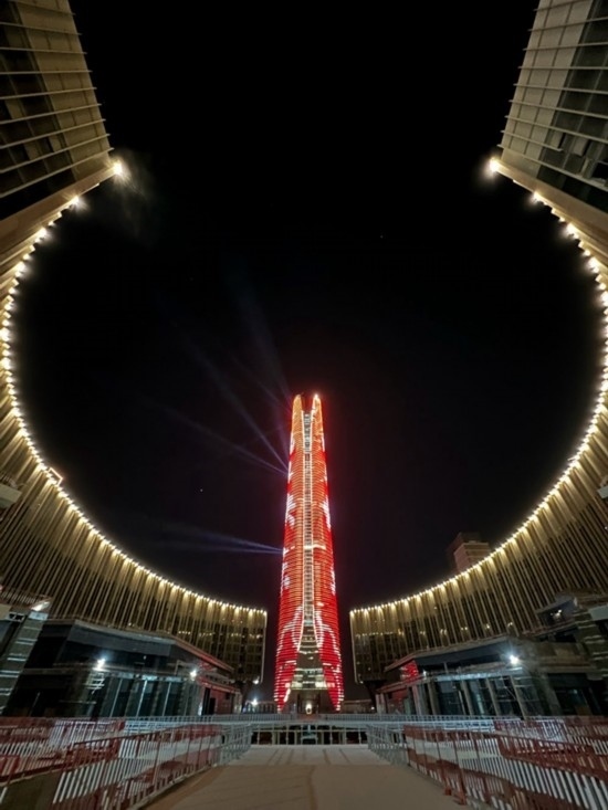  2024年2月9日，埃及開羅以東建設(shè)中的埃及新行政首都中央商務(wù)區(qū)項目上演燈光秀，迎接龍年春節(jié)。新華社發(fā)（黎炳宏攝）