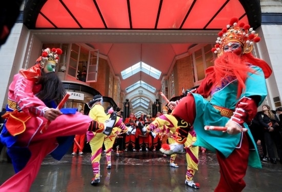  2024年2月10日，來自廣東普寧的英歌舞團演員在英國倫敦伯靈頓拱廊街表演英歌舞。新華社記者 李穎 攝