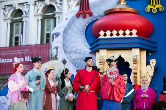  2024年2月13日，在意大利威尼斯，志愿者身著漢服進行表演。新華社記者 李京 攝