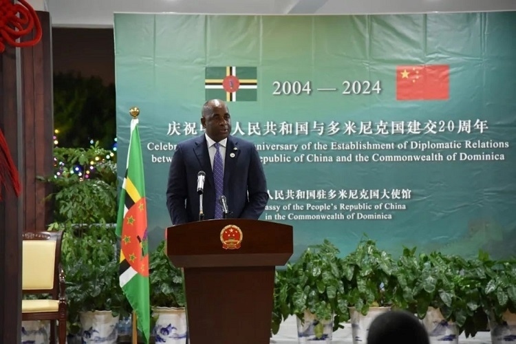 多米尼克總理斯凱里特在中多建交20周年招待會(huì)上致辭。中國(guó)駐多米尼克大使館供圖