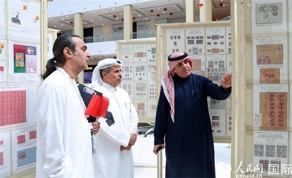 觀眾在欣賞集郵展作品。人民網(wǎng)記者 任皓宇攝