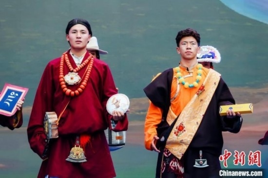 圖為身著民族服飾的演員們展示果洛特產(chǎn)。 果洛州文體旅游廣電局 供圖