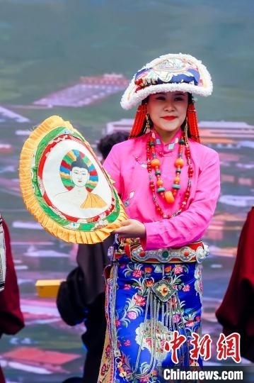 圖為身著民族服飾的演員們展示果洛特色產(chǎn)品。 果洛州文體旅游廣電局 供圖
