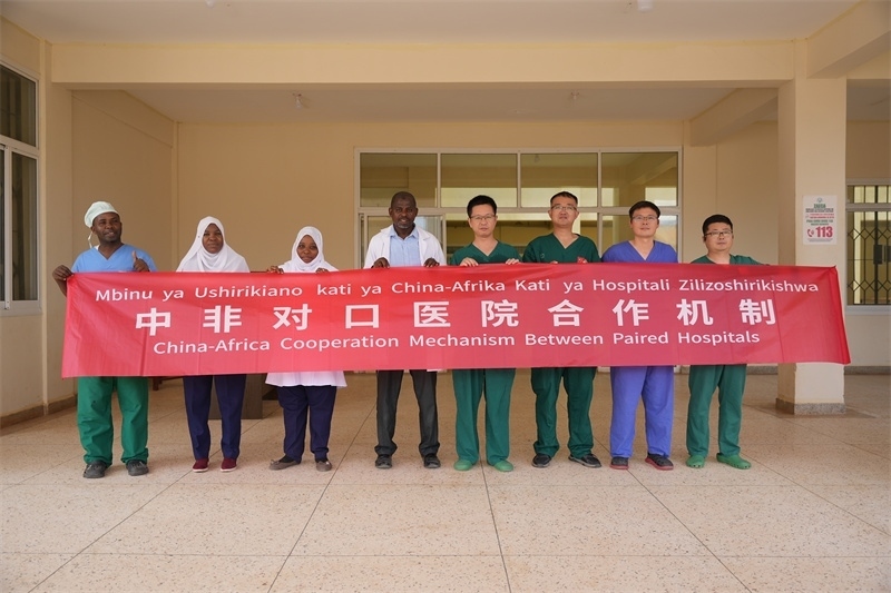 醫(yī)療隊隊隊員和基文吉區(qū)醫(yī)院院長（左四）及醫(yī)護人員合影。中國援桑醫(yī)療隊供圖