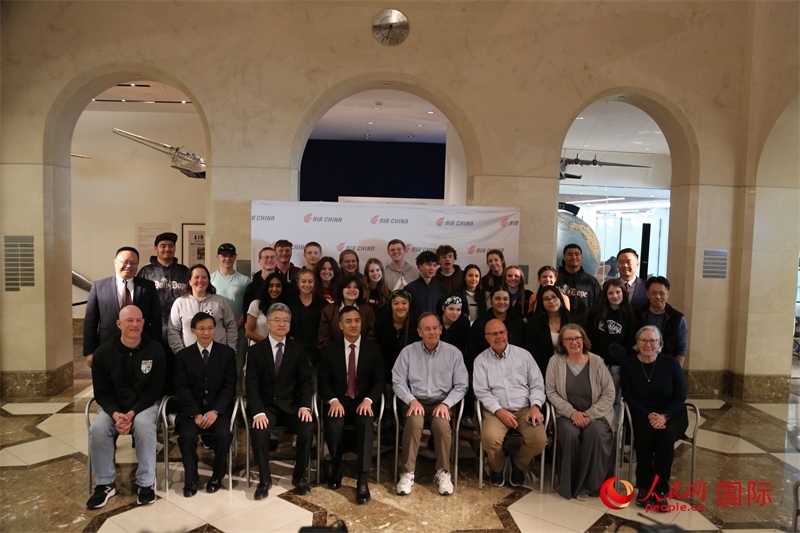 美國(guó)高中學(xué)生交流團(tuán)全體與前來(lái)送行的各方代表合影。人民網(wǎng)記者 鄧圩攝