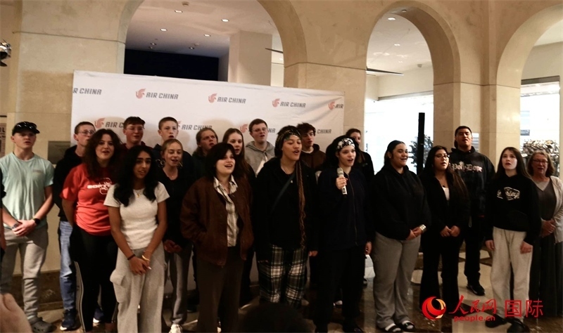 全體美國(guó)高中生合唱《希望的田野》。人民網(wǎng)記者 鄧圩攝