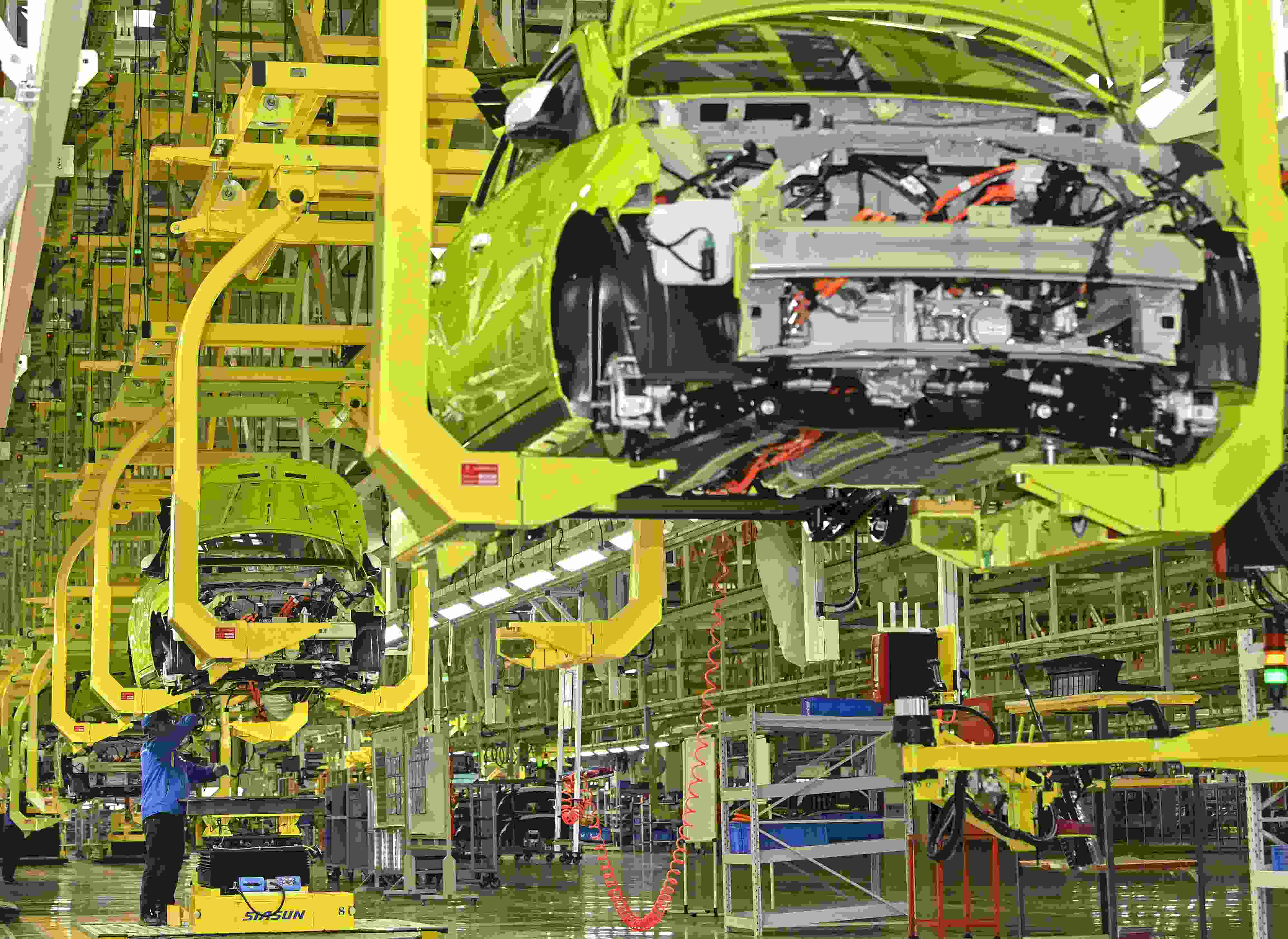 △ 2024年2月27日，一家新能源汽車公司的總裝車間生產(chǎn)線上，工人正在加緊生產(chǎn)趕訂單。