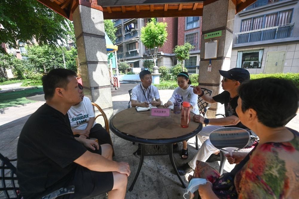 △2023年7月21日，在位于浙江杭州臨安區(qū)錦南街道水岸陽(yáng)光小區(qū)的陽(yáng)光議事廳，街道干部在聽(tīng)取居民們反映的問(wèn)題及意見(jiàn)。