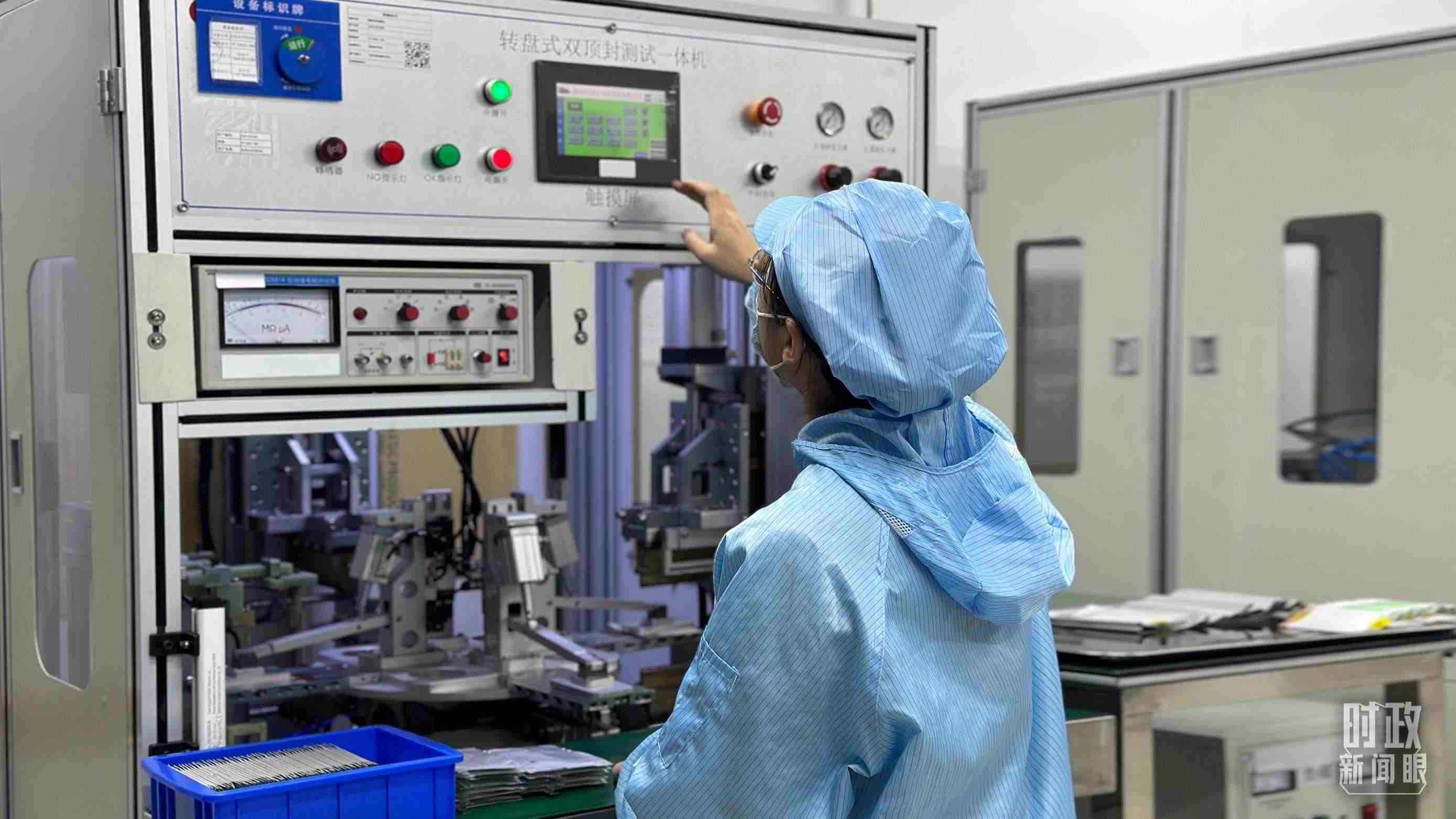 △企業(yè)電池技術(shù)中心內(nèi)，員工正在進行電池封裝。（總臺央視記者盧心雨拍攝）