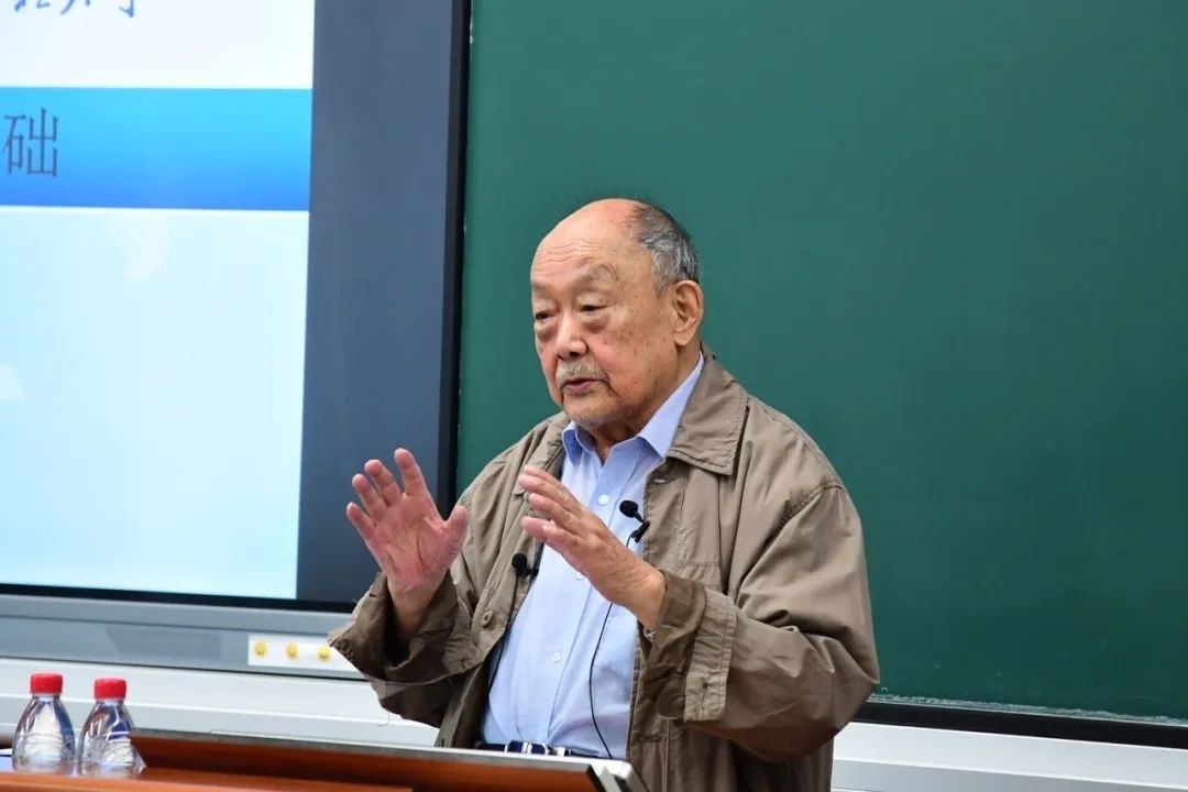 91歲的楊士莪院士“一站到底”為學(xué)生授課。哈爾濱工程大學(xué)供圖