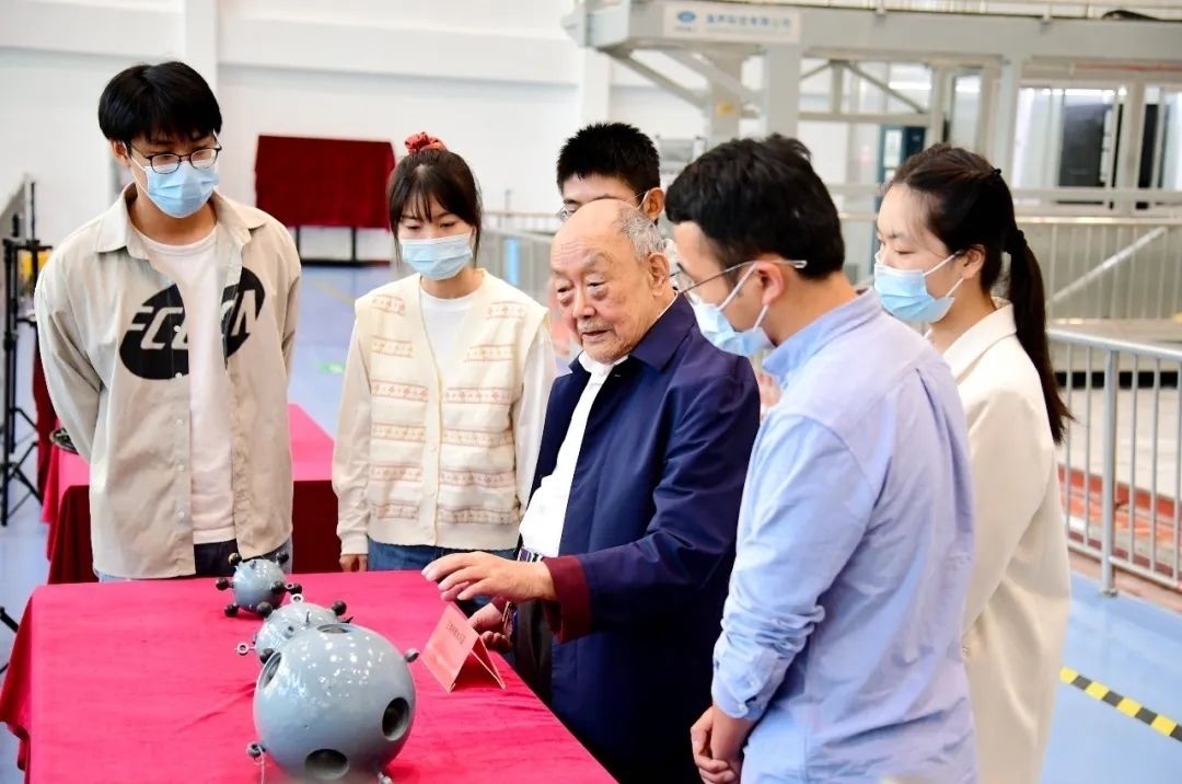 楊士莪院士在實(shí)驗(yàn)室指導(dǎo)學(xué)生。哈爾濱工程大學(xué)供圖