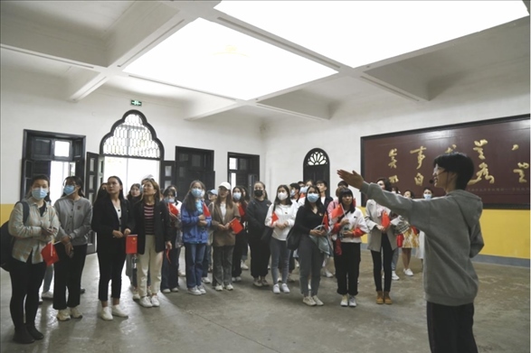 2021年5月20日，少數(shù)民族學生在湖南第一師范學院進行紅色研學活動，共同追尋那段紅色歲月的足跡。