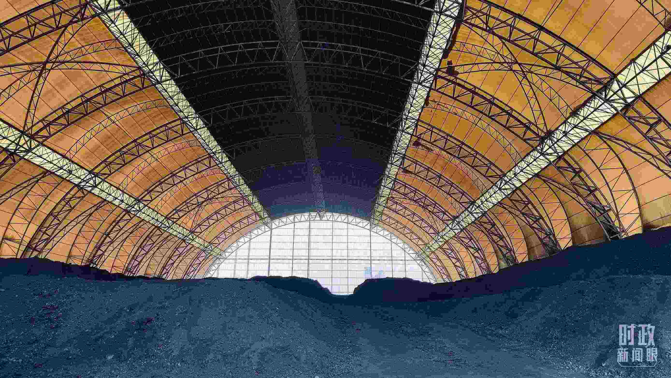 山西瑞光熱電有限責(zé)任公司儲煤場。2022年1月，習(xí)近平來到這里察看煤場儲煤情況。（總臺央視記者楊立峰拍攝）