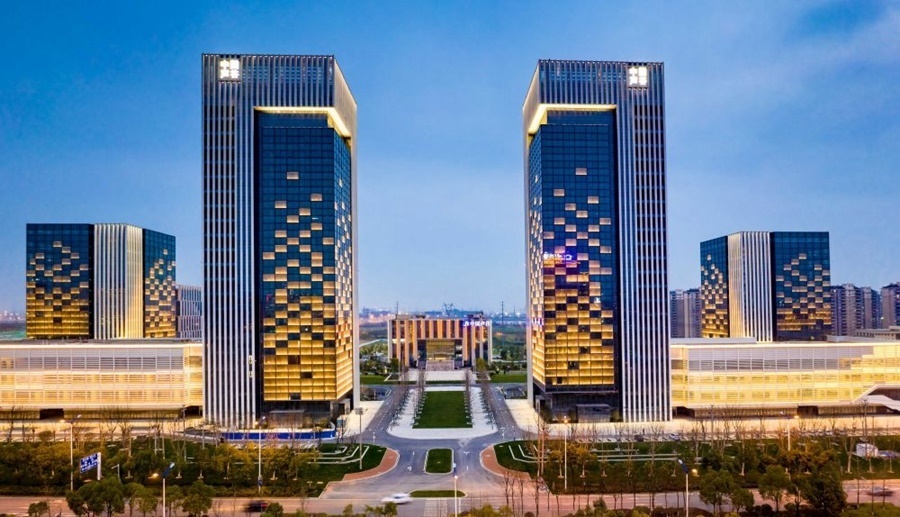 這是2019年3月13日拍攝的位于安徽合肥的中國(guó)聲谷產(chǎn)業(yè)園（無(wú)人機(jī)照片）。截至2024年，中國(guó)聲谷入駐企業(yè)超過(guò)2000戶，年產(chǎn)值超過(guò)2000億元，形成以智能語(yǔ)音及人工智能產(chǎn)業(yè)為核心的新一代信息技術(shù)產(chǎn)業(yè)集群。