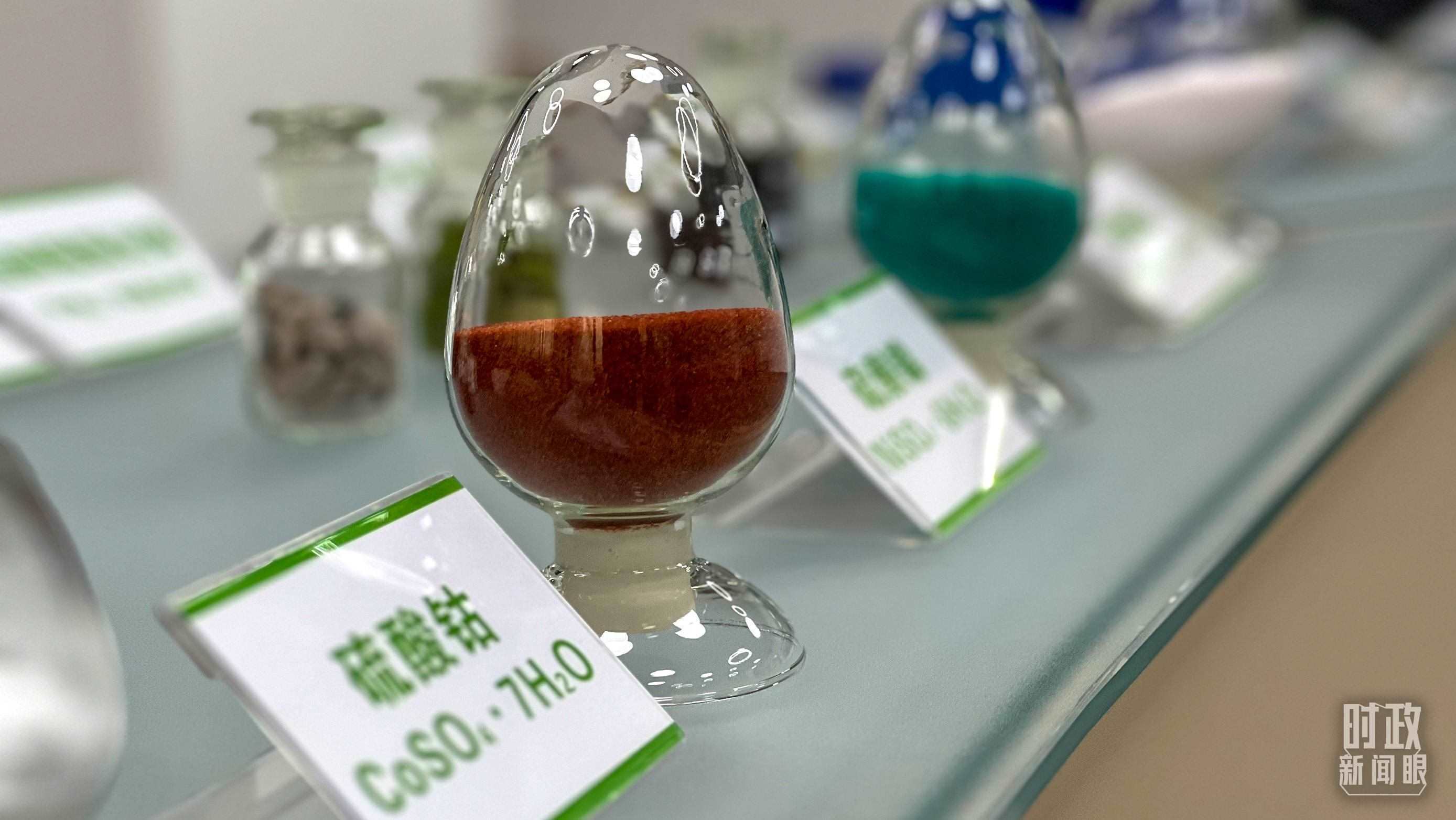 △巴斯夫杉杉電池材料有限公司的產(chǎn)品展示。（總臺央視記者李煒拍攝）