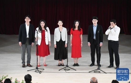 3月21日，國(guó)家開發(fā)銀行阿卡貝拉合唱團(tuán)在音樂會(huì)上演出。新華社記者 任超 攝