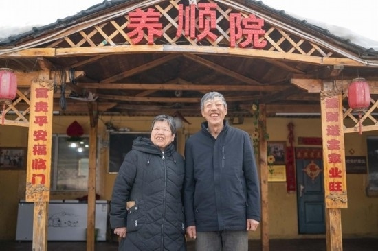 在伊春市友好區(qū)，伊春森工上甘嶺林業(yè)局有限責(zé)任公司溪水林場分公司退休職工劉養(yǎng)順（右）和老伴楊秋娥在自家農(nóng)家院中（3月13日攝）。新華社記者 謝劍飛 攝