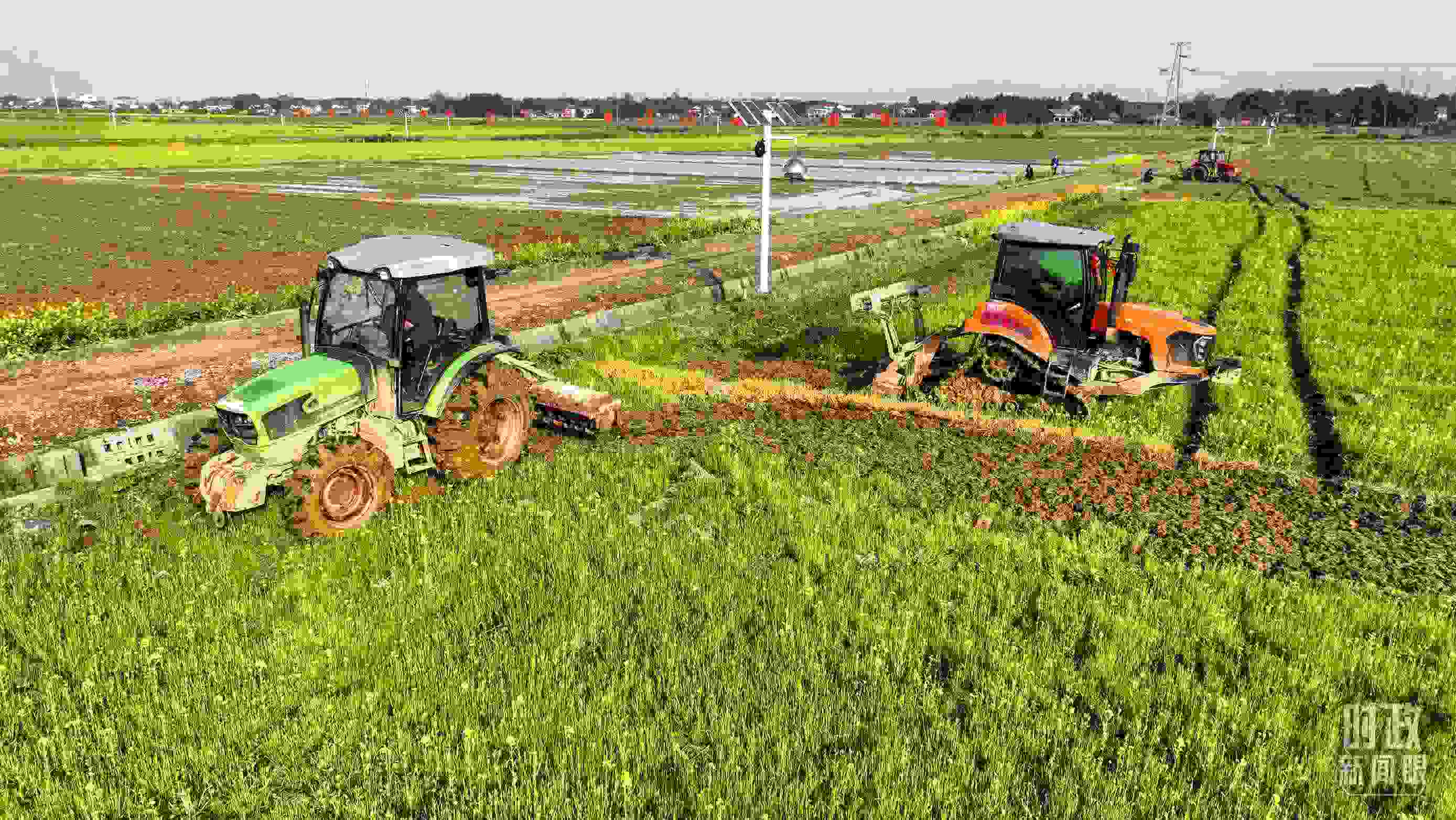 △位于港中坪村的糧食生產(chǎn)萬畝綜合示范片區(qū)，春耕備耕生產(chǎn)繁忙。（總臺央廣記者潘毅拍攝）