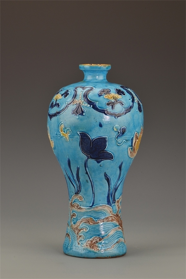 一號沉船出水的琺華彩蓮紋梅瓶。中國文物報社供圖