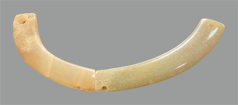 馬家浜文化晚期玉璜。中國(guó)文物報(bào)社供圖