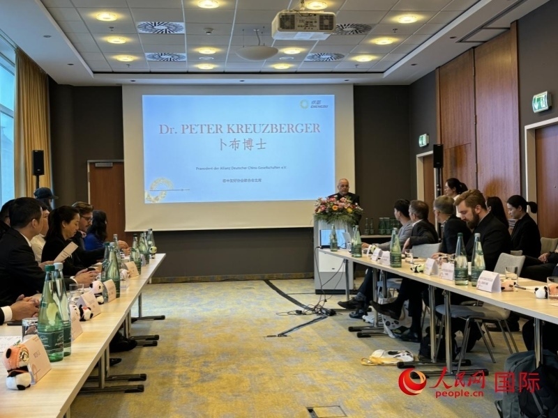 在成都文化旅游（柏林）推介座談會(huì)上，德中友好協(xié)會(huì)聯(lián)合會(huì)主席卜布致辭。人民網(wǎng)記者張慧中攝