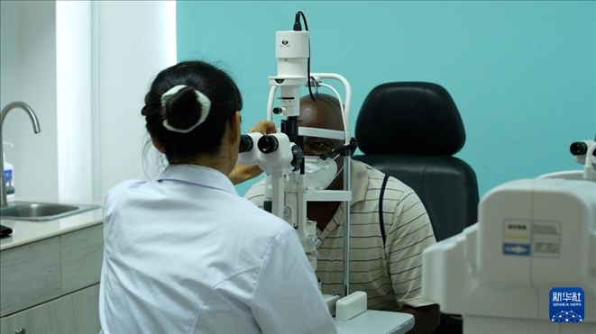 3月4日，在多米尼克羅索的中多友誼醫(yī)院眼科中心，援多醫(yī)療隊(duì)成員、南方醫(yī)科大學(xué)第三附屬醫(yī)院眼科主治醫(yī)師魯志卿為病人做檢查。新華社記者 王朝 攝