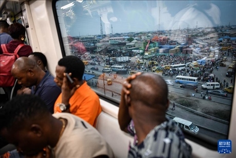 2月28日，在尼日利亞拉各斯，人們乘坐輕軌藍(lán)線列車。新華社記者 韓旭 攝