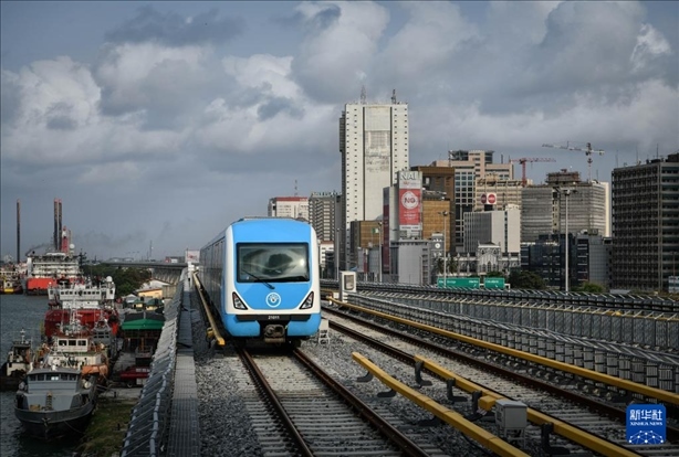 這是2月28日在尼日利亞拉各斯拍攝的一列輕軌藍(lán)線列車。新華社記者 韓旭 攝