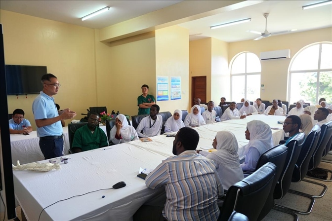 韋長群醫(yī)生進(jìn)行中醫(yī)講座。中國援桑醫(yī)療隊供圖