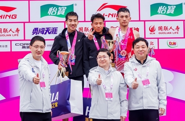 無錫市人民政府副秘書長顧文龍，無錫市體育局黨組書記、副局長楊宇華，海瀾集團黨委副書記、副總裁江南共同為全國馬拉松錦標(biāo)賽（第一站）男子組前3名頒獎。受訪者供圖