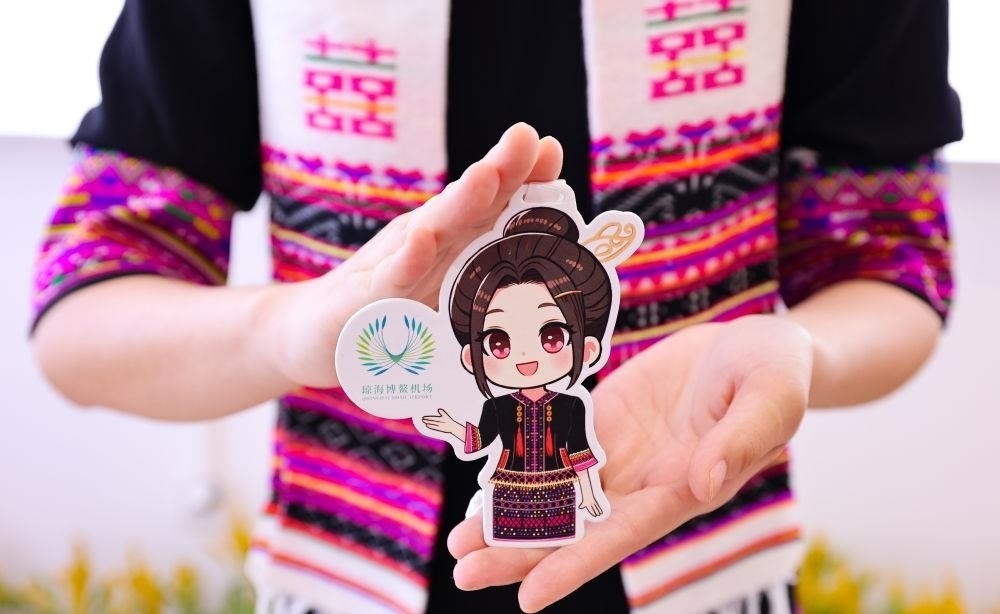 △2024年3月22日，博鰲機(jī)場(chǎng)工作人員展示“博鰲香”香氛卡片。