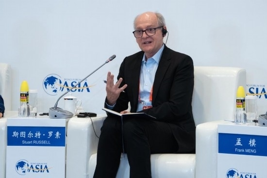 3月27日，《人工智能：現(xiàn)代方法》作者、加州大學(xué)伯克利分校計(jì)算機(jī)科學(xué)系教授斯圖爾特·羅素在分論壇上發(fā)言。新華社記者 曹夢(mèng)瑤 攝