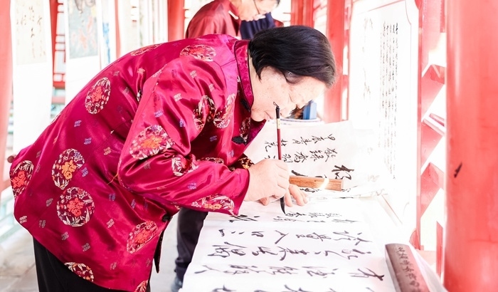 杏花節(jié)書畫展上書法家現(xiàn)場創(chuàng)作。受訪方供圖