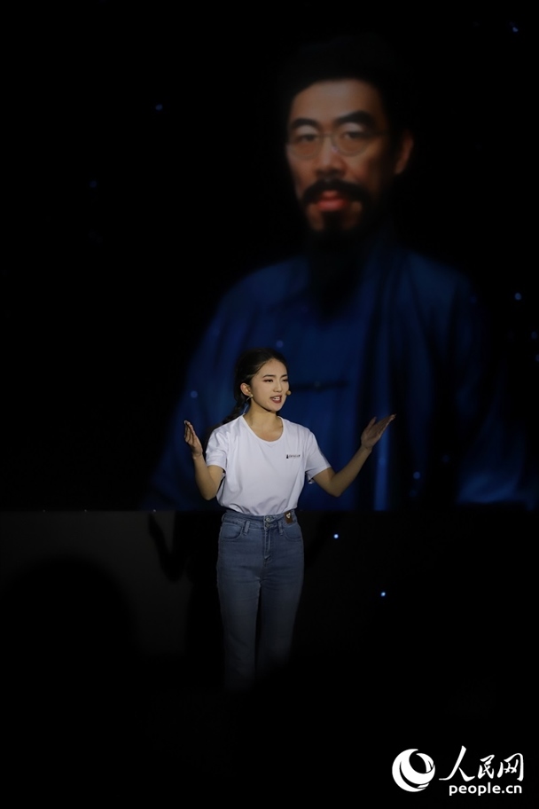 數(shù)字人“聞一多”與青年學(xué)生隔空對話。人民網(wǎng)記者 李發(fā)興攝